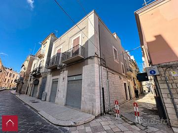 Palazzina con 2 trilocali arr. + box + terrazzo