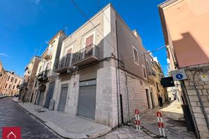 Palazzina con 2 trilocali arr. + box + terrazzo