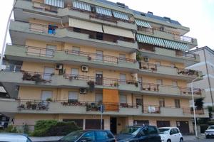 Via degli Astronauti. Quadrilocale con box auto