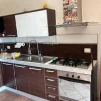 Cucina ancolare con penisola