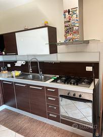 Cucina ancolare con penisola