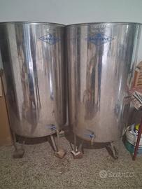 Due botti in acciao inox per olio