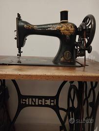 Antica macchina da cucire Singer d'epoca funzionan
