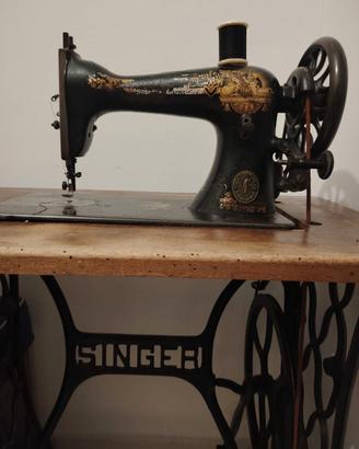Antica macchina da cucire Singer d'epoca funzionan