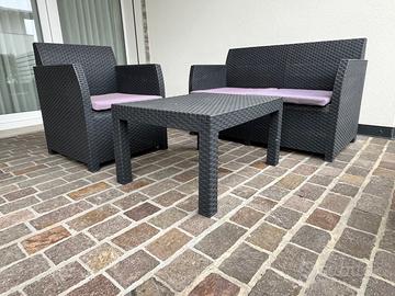 Tavolo con sedie da esterno