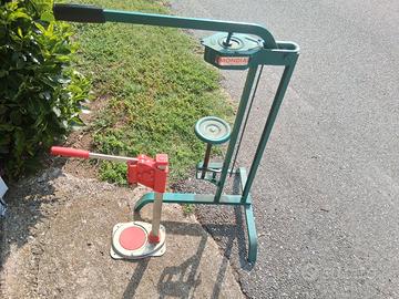 2 tappatrici per tappi