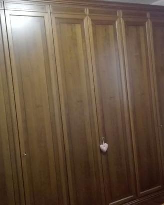 Armadio in legno massiccio