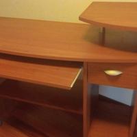scrivania porta computer