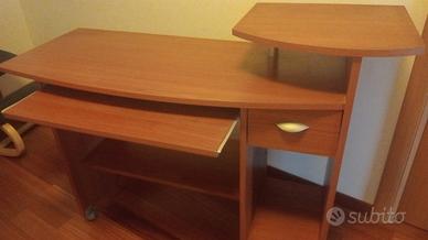 scrivania porta computer