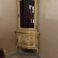 Angoliera vetrinetta in legno laccato e dorato