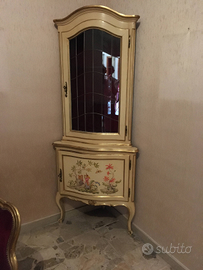 Angoliera vetrinetta in legno laccato e dorato