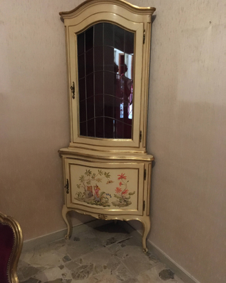 Angoliera vetrinetta in legno laccato e dorato
