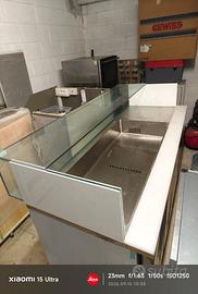Mobile bancone con vetrina e vano contenitore in a