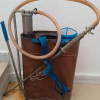 Pompa spanditrice manuale vintage, di rame
