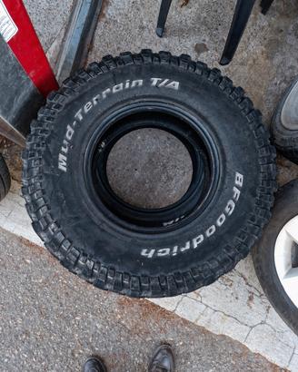 BFGoodrich Mud-Terrain T/A 255/85 R16 – 75 € l’una