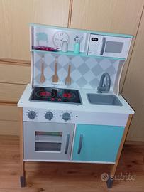 cucina in legno con  luci e suoni