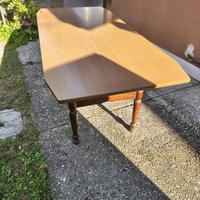 Tavolo in legno laminato