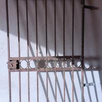 Cancello in ferro battuto antico