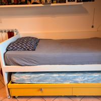 Struttura letto con due letti singoli e materassi