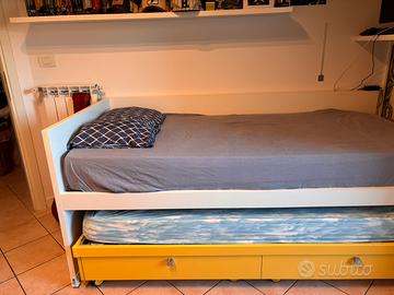 Struttura letto con due letti singoli e materassi