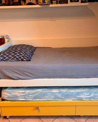 Struttura letto con due letti singoli e materassi