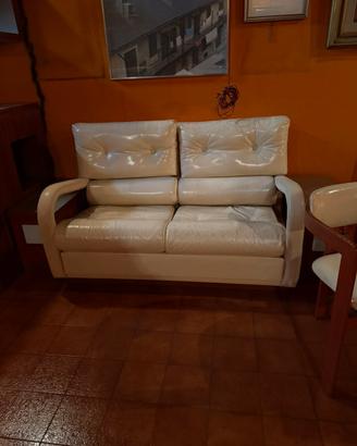 divani sgabelli e arredi anni 70 in pelle