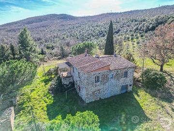 Rustico in posizione isolata con vista su Volterra