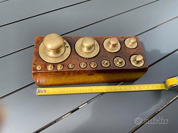 Antico set pesi in ottone