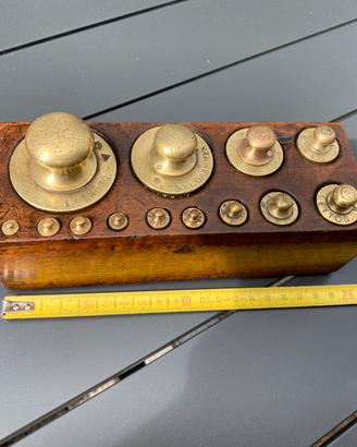 Antico set pesi in ottone