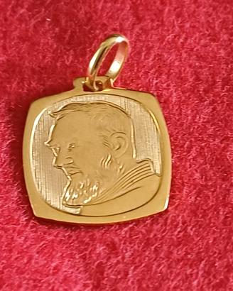 Medaglietta di San Padre Pio in oro giallo 18Kt.