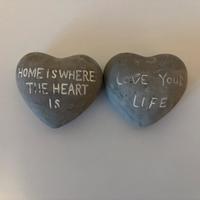 Sassi decortivi con frasi