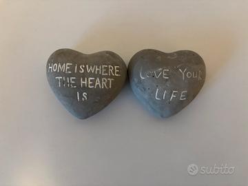 Sassi decortivi con frasi