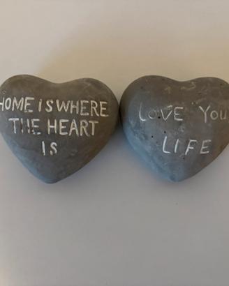 Sassi decortivi con frasi