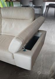 Divano con braccioli contenitori 