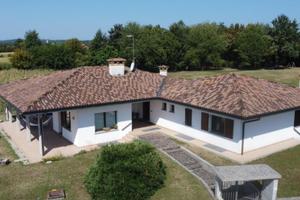 Villa indipendente su unico livello con 1.400 m...
