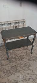 Tavolino legno shabby chic finemente decorato 