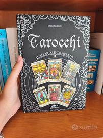 carte divinatorie e libro guida