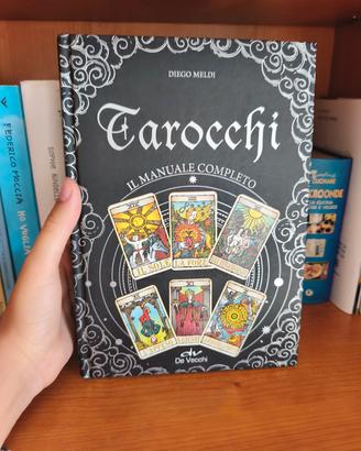 carte divinatorie e libro guida