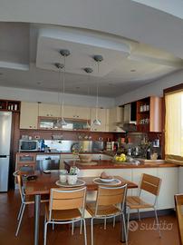 Cucina con penisola ed elettrodomestici 