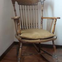 Sedia a dondolo antica in legno