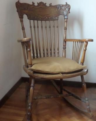 Sedia a dondolo antica in legno