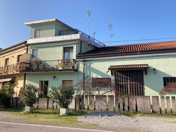 Casa semindipendente con laboratorio artigianale