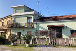 Casa semindipendente con laboratorio artigianale