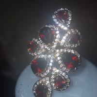anello donna con pietre rosse.