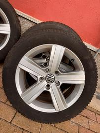 4 gomme invernali 205/55 R16 su cerchi in lega Vol