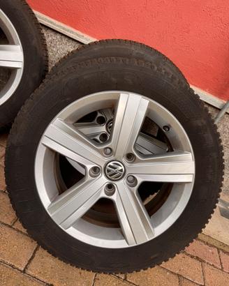 4 gomme invernali 205/55 R16 su cerchi in lega Vol