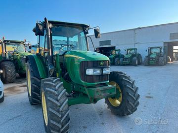 Trattore agricolo JOHN DEERE 5820