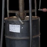 distributore olio motore da officina antico 