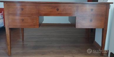 scrivania in legno 