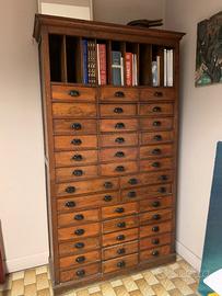 Titolo: Grande mobile schedario vintage in legno
